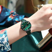 CURREN Creative Simplicity Women Watch Genuine Leather Elegant Women Watches Ladies Business Wristwatch Green
